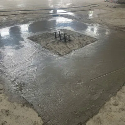 Bệ móng sau khi vừa được đổ bê tông tươi Toàn Cầu