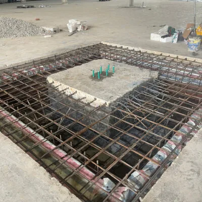 Bệ móng trong công trình chuẩn bị đổ bê tông